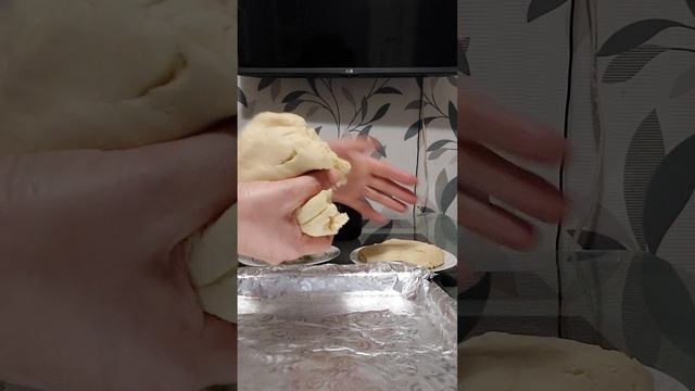 Пироги с копченым лососем и сметаной