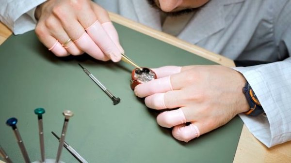 Omega Watchmaking Demonstration / Разбираю часы Omega