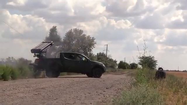 Mitsubishi L200 pickup in the role of rocket launcher armed with 80 mm S-8 missiles смотреть онлайн