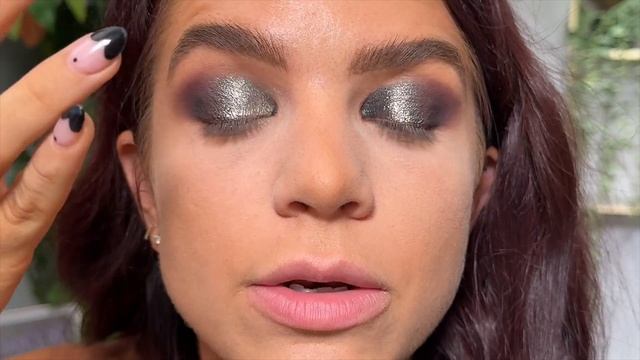 HUDA BEAUTY PRETTY GRUNGE EYESHADOW PALETTE + FACE GLOSS SWATCHES + TUTORIAL смотреть онлайн