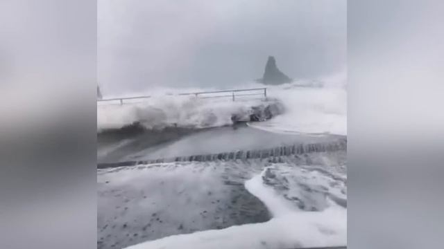 Huge tsunami-sized waves crash the coast of Sicily, Italy смотреть онлайн