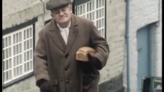 The Two Ronnies - their classic 1978 'Hovis' Advert смотреть онлайн