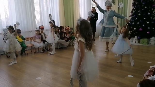 Новогодние утренники в МБДОУ "Мамонтенок" смотреть онлайн