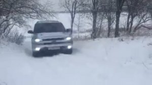 Chevrolet TrailBlazer в зимнем лесу