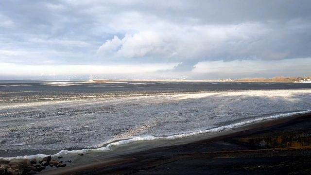 Огромная стая чаек над волноломом ))) смотреть онлайн