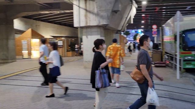 Бомжи в Японии (新宿駅) смотреть онлайн