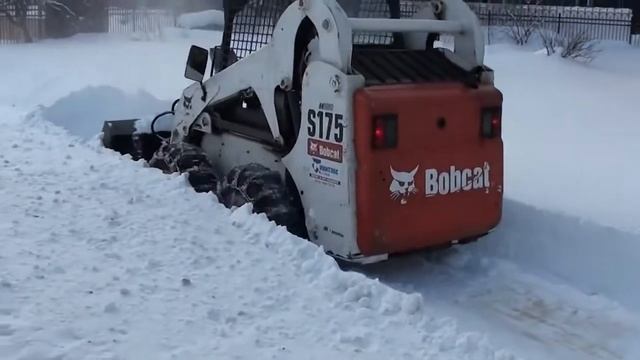 Профессиональный снегоуборщик на мини погрузчик Bobcat S175 смотреть онлайн