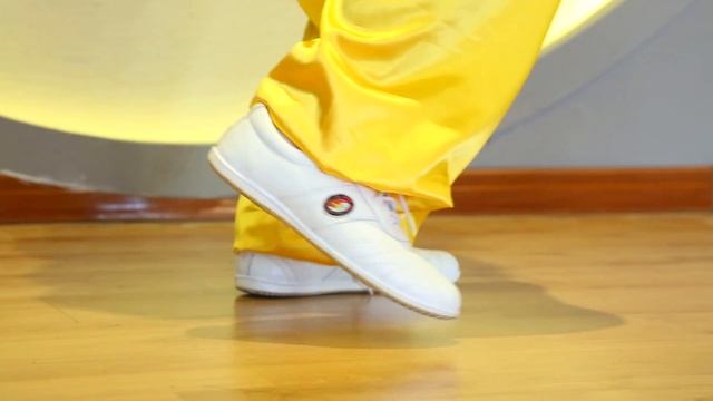 Выполнение шагов вперед и назад в формах тайцзицюань. смотреть онлайн