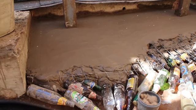 Полы из стеклянных бутылок. Тёплые полы в бане ( своими руками ). Стяжка пола из бутылок. смотреть онлайн