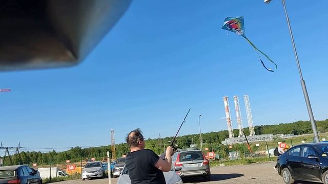 Запуск воздушного змея с помощью рыболовной удочки... смотреть онлайн