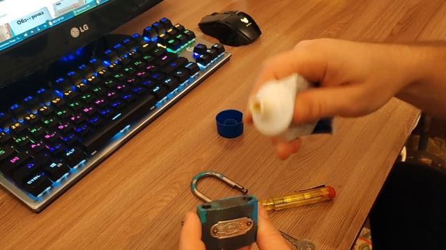 Не закрывается навесной замок со съемной дужкой заело дужку