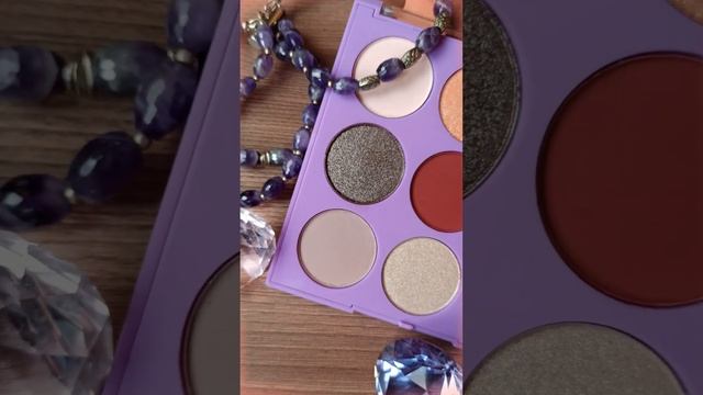 Палетка теней Vivienne Sabo - EXTASIA. Свотчи смотреть онлайн