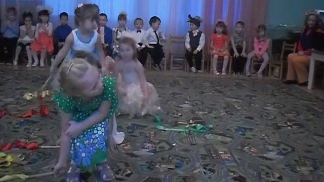 Танец с лентами Утренник "Золотая Осень" смотреть онлайн
