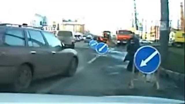 Дорожным знаком по голове! Мало? Тогда ногой! смотреть онлайн
