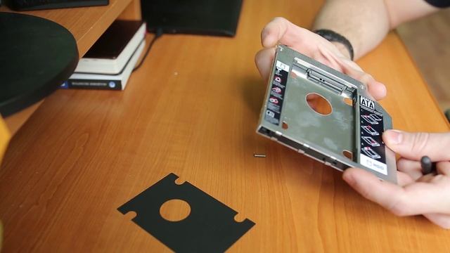 Площадка для ССД диска в ноутбук. смотреть онлайн