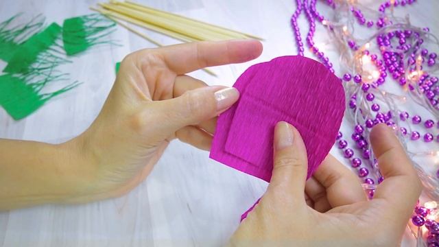 Цветы своими руками из гофрированной бумаги? Как сделать Букет из Конфет в подарок на 8 марта смотреть онлайн
