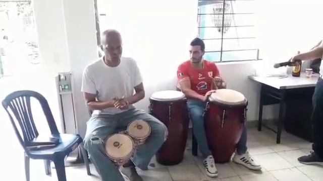 aprendiendo a tocar bongo con la guía de las congas para no atravesarse смотреть онлайн