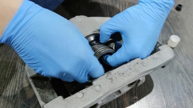 Замена направляющих суппорта ATE на автомобиле BMW e60/61 смотреть онлайн