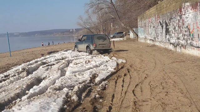Нива тащит там, где застрял мой Шевик смотреть онлайн