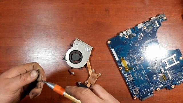 Samsung NP-R530 How to disassemble and reassemble laptop. Cleaning the notebook from dust смотреть онлайн