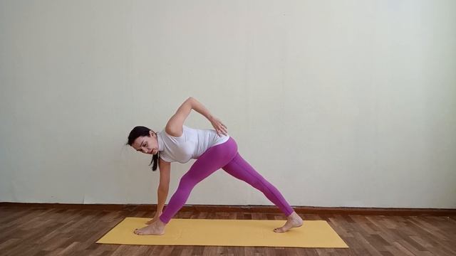 Париврита Паршваконасана, поза Перевёрнутого Треугольника с наклоном, март 2023 смотреть онлайн