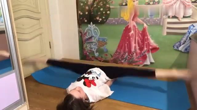 КАК СЕСТЬ НА ШПАГАТ| Лёгкие упражнения на растяжку)) смотреть онлайн