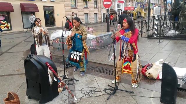 Индейцы из Эквадора поют в Питере на В.О. смотреть онлайн