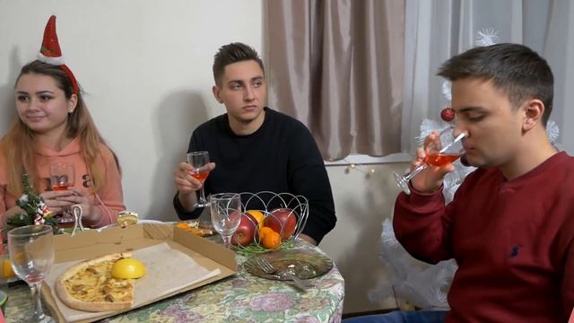 ТИПЫ ЛЮДЕЙ В НОВОГОДНЮЮ НОЧЬ смотреть онлайн