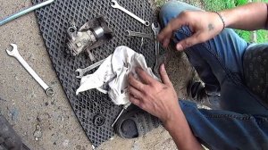 LADA VESTA замена заднего пыльника тормозного суппорта. Как прокачать тормоза одному..