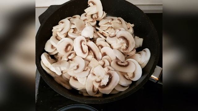 Как приготовить Картофель с шампиньонами и куриной грудкой в сливочном соусе смотреть онлайн