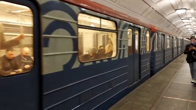 81-717/714 номерной на станции Белорусская смотреть онлайн