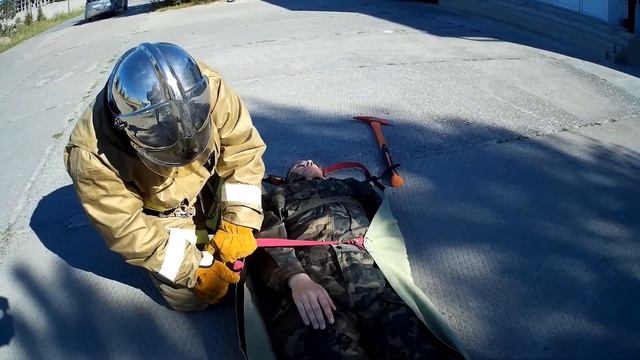 Применение спасательного покрывала одним пожарным для перемещения 1 пострадавшего смотреть онлайн