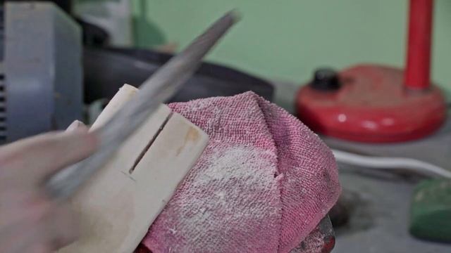 Как выбрать топор, насадить топорище, обработать, расклинить 3 клинами.