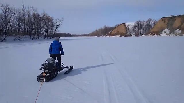 На лыжах по реке за снегоходом Хаски смотреть онлайн