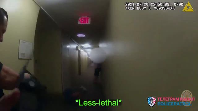 Сумасшедший сын с ножом / Применение оружия полицией смотреть онлайн