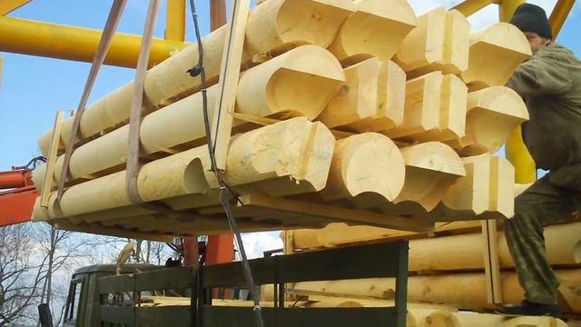 Погрузка оцилиндрованного бревна компании Ecohome смотреть онлайн