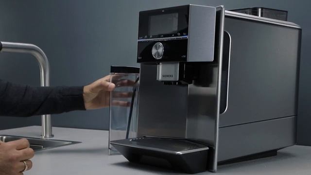 Siemens EQ.9 - jak czyścić układ spieniania mleka z programem automatycznym смотреть онлайн