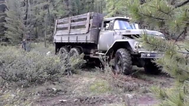 ЗИЛ вытаскивает УАЗ из болота по дороге в альплагерь Актру смотреть онлайн