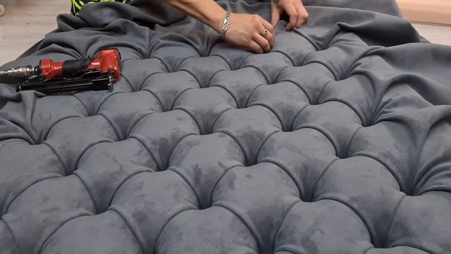 Как сделать каретную стяжку. Пошагово показываю как сделать каретную стяжку без разметки на ткани. смотреть онлайн