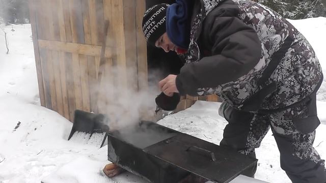 Лесной РЕСТОРАН. Как гвозди забиваются... Землянка СВОИМИ РУКАМИ! смотреть онлайн