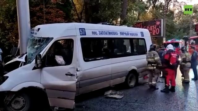 В Саратове маршрутка врезалась в фонарный столб