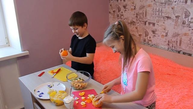 Фруктовый салат. Рецепт фруктового салата. Дети готовят - папы едят. смотреть онлайн