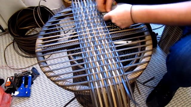 Плетение круглой столешницы из ротанга.