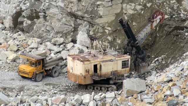Карьерный труженик, Белаз-7540 спуск и погрузка гранита смотреть онлайн
