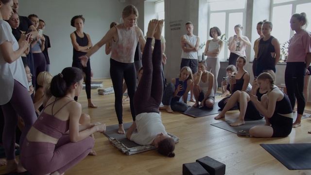 Jivamukti Yoga 75HR Teacher Training. Как проходит курс обучения направлению дживамутки йога смотреть онлайн