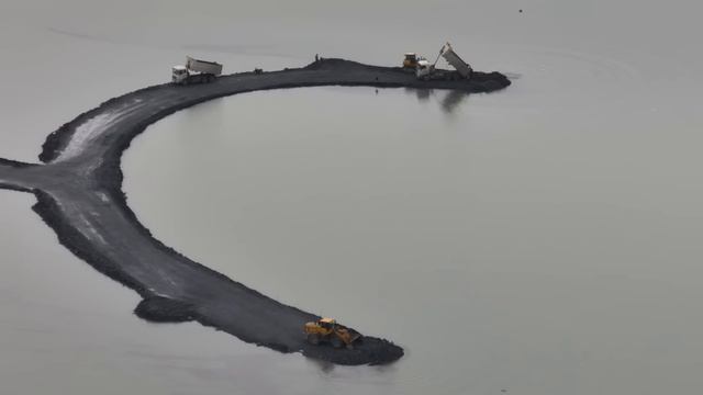 EP479,Bulldozer SHANTUI Push Rock In Water Lake SWith Truck SHACMAN Unloading Rock смотреть онлайн