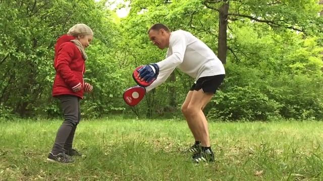 Попробуй подёргать её за косички !!!