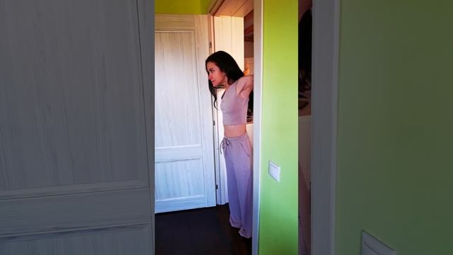 Как исправить сутулость с помощью всего одного упражнения #разминка #йогадляначинающих #растяжка смотреть онлайн