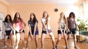 молодые девушки школьницы  танцы в шортах