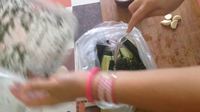 малосольные огурцы, быстрый рецепт засолки без воды смотреть онлайн